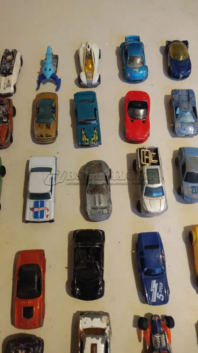 LOTE 451 - LOTE COM 100 CARRINHOS HOT WHEELS E OUTROS MODELOS (NO ESTADO)
