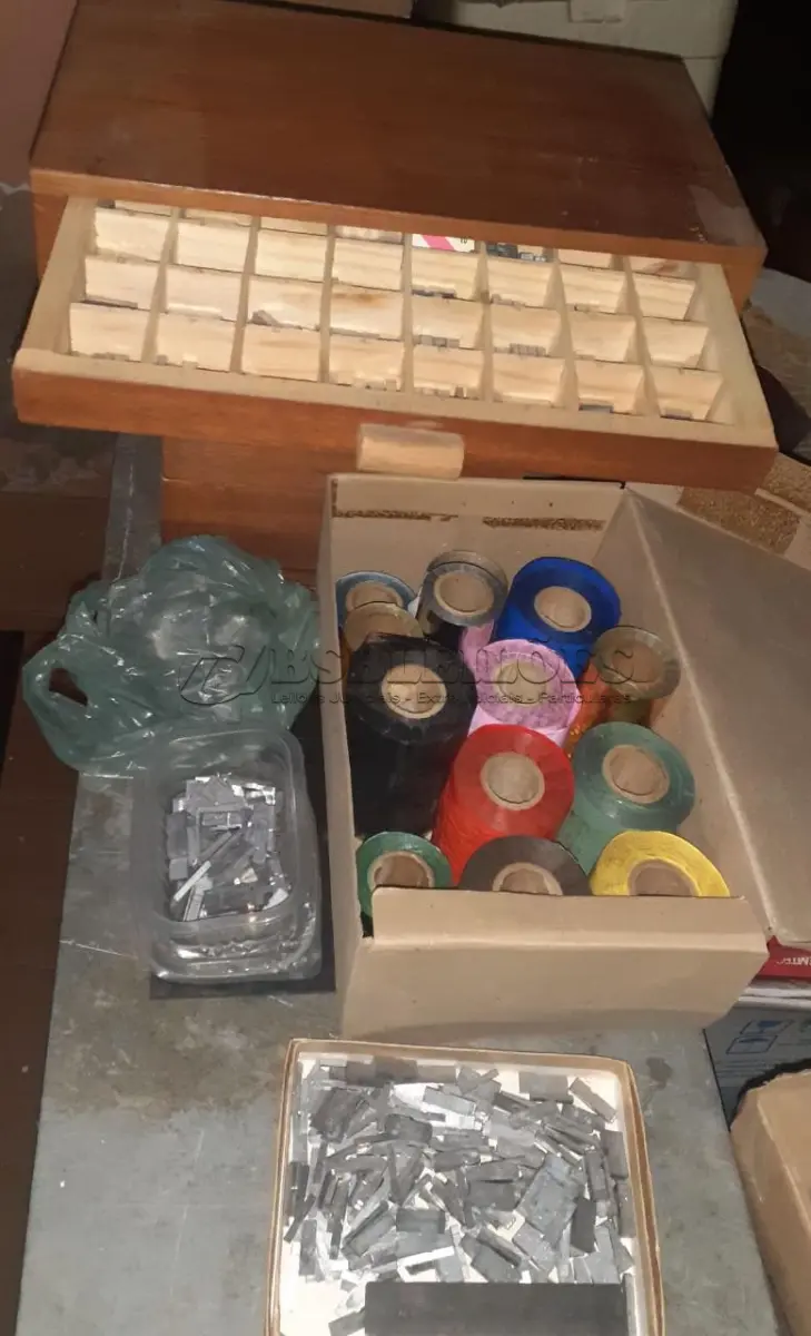 LOTE 477 - MÁQUINA DE PERSONALIZAR GUARDANAPOS CANETAS ETC COMPLETÍSSIMA COM  JOGOS DE LETRAS MANUSCRITAS,  MAIÚSCULAS, MINÚSCULAS, NÚMEROS, ROLOS DE FITAS PARA PERSONALIZAR (NO ESTADO)