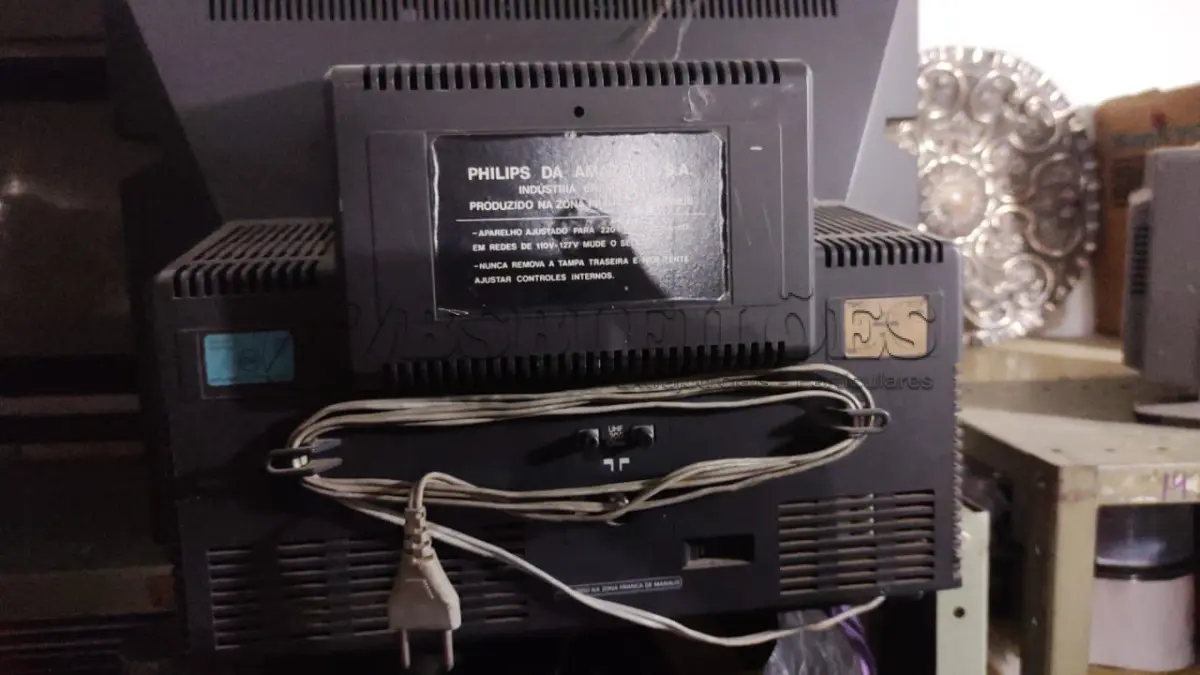 LOTE 475 - TV ANTIGA PHILIPS FUNCIONA ATÉ MOMENTO SEM GARANTIA FUTURAS (NO ESTADO)