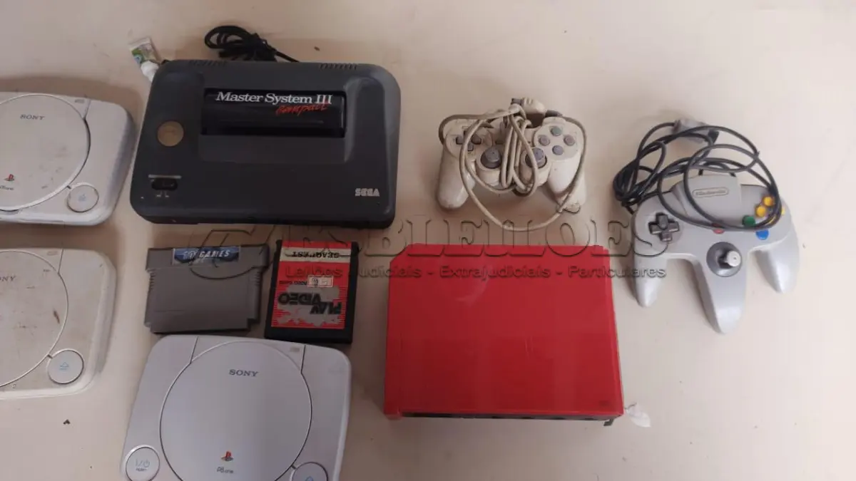 LOTE 520 - LOTE COM VIDEOGAMES (NO ESTADO)