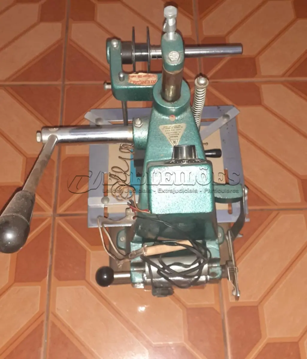 LOTE 477 - MÁQUINA DE PERSONALIZAR GUARDANAPOS CANETAS ETC COMPLETÍSSIMA COM  JOGOS DE LETRAS MANUSCRITAS,  MAIÚSCULAS, MINÚSCULAS, NÚMEROS, ROLOS DE FITAS PARA PERSONALIZAR (NO ESTADO)