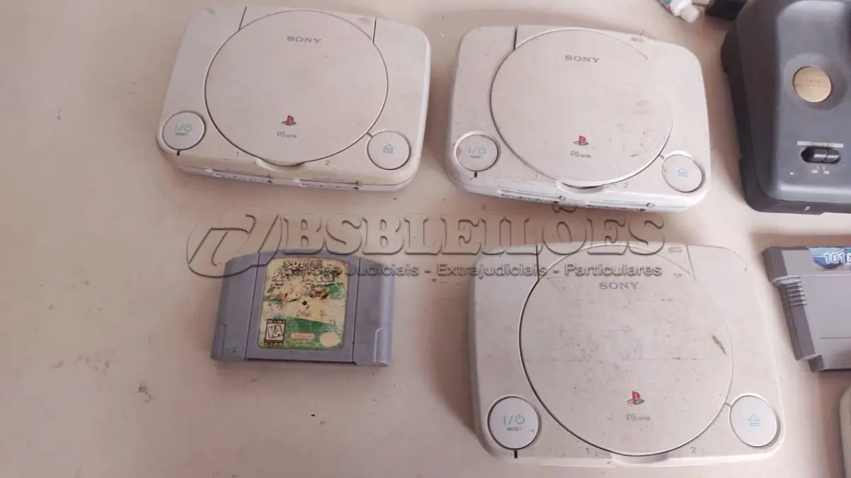 LOTE 520 - LOTE COM VIDEOGAMES (NO ESTADO)