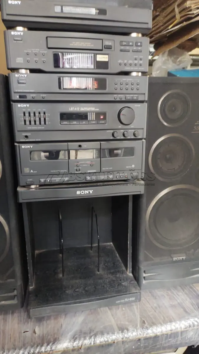 LOTE 434 - SIM SONY MUITO BEM CONSERVADO POR TER FICADO MUITO TEMPO PARADO PRECISA DE MANUTENÇÃO (NO ESTADO)