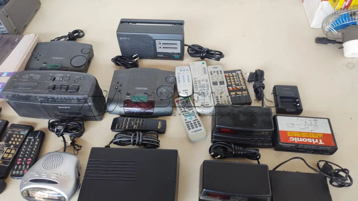 LOTE 509 - LOTE COM SONS VÍDEOS CASSETES TODOS LIGANDO SEM TEST DE FUNCIONAMENTO (NO ESTADO)