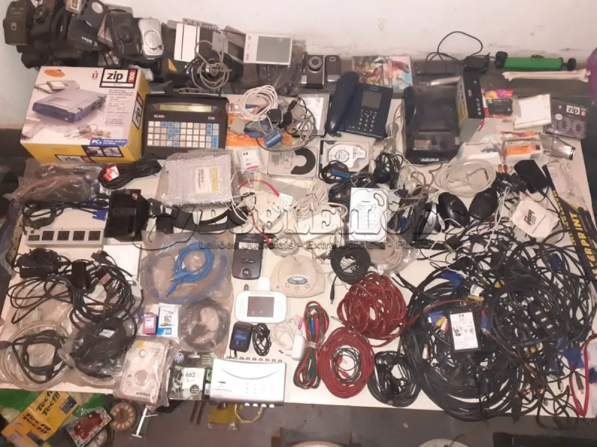LOTE 464 - LOTE COM DIVERSOS ITENS INFORMÁTICAS CABOS PEÇAS, IMPRESSORAS (NO ESTADO)