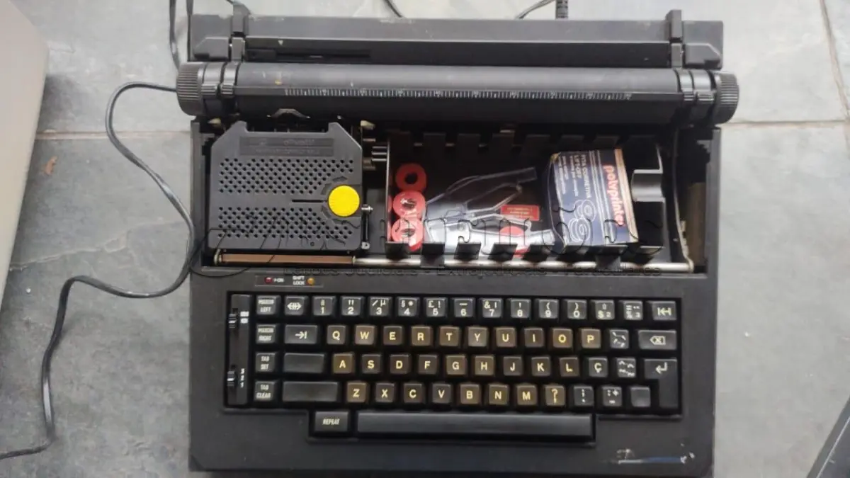 LOTE 538 - MÁQUINA DE ESCREVER ANTIGA FUNCIONANDO PERFEITAMENTE (NO ESTADO)