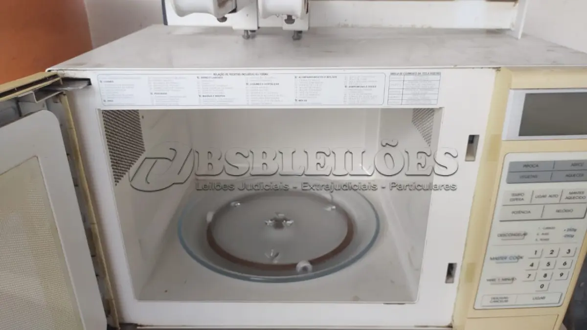 LOTE 519 - FORNO DE MICRO-ONDAS LIGANDO MAS NÃO OBEDECE OS COMANDOS DO PAINEL COM SUPORTE (NO ESTADO)