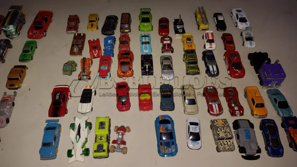 LOTE 453 - LOTE COM 100 CARRINHOS HOT WHEELS E OUTROS MODELOS (NO ESTADO)