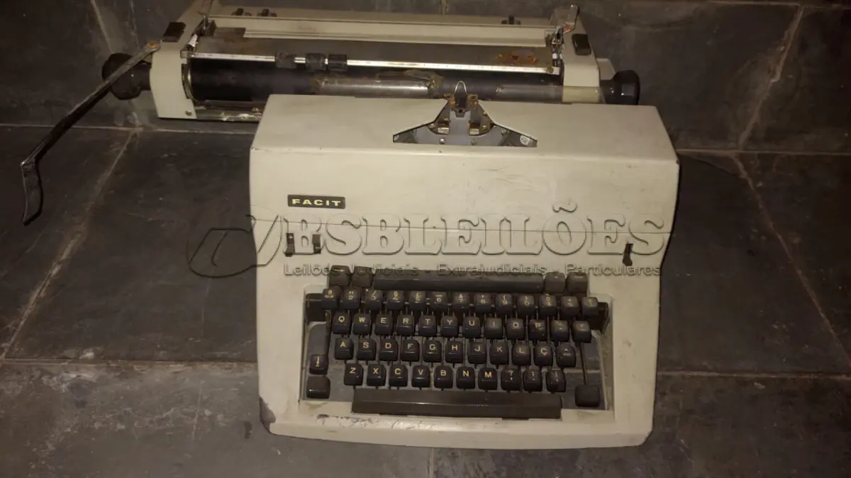 LOTE 567 - MÁQUINA DE ESCREVER ANTIGA FUNCIONANDO PERFEITAMENTE (NO ESTADO)