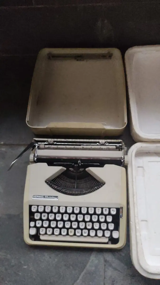 LOTE 542 - MÁQUINA DE ESCREVER ANTIGA FUNCIONANDO PERFEITAMENTE (NO ESTADO)