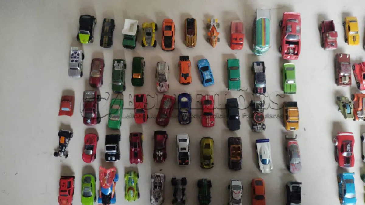 LOTE 453 - LOTE COM 100 CARRINHOS HOT WHEELS E OUTROS MODELOS (NO ESTADO)