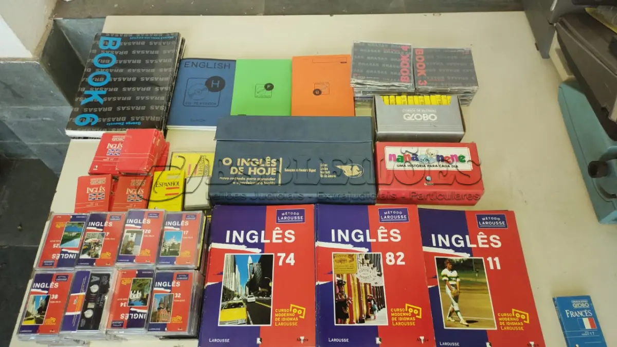LOTE 593 - LOTE COM DIVERSOS CURSOS DE LÍNGUAS INGLÊS FRANCÊS (NO ESTADO)