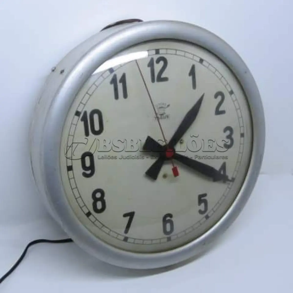 LOTE 476 - RELÓGIO DE PAREDE TAGUS SINCRO - ELÉTRICO, FUNCIONANDO CAIXA EM METAL BEM CONSERVADA VIDRO BOMBE, MEDE 36CM DE DIÂMETRO X 7,5CM DE PROFUNDIDADE.(NO ESTADO)