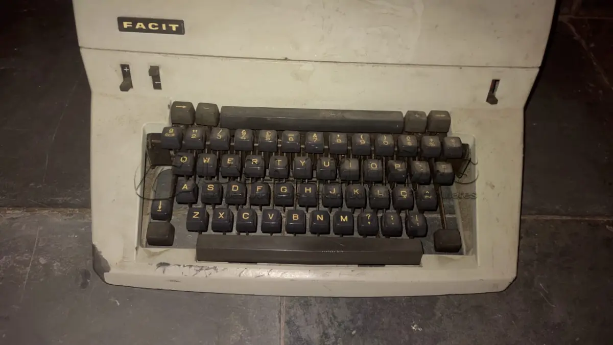 LOTE 567 - MÁQUINA DE ESCREVER ANTIGA FUNCIONANDO PERFEITAMENTE (NO ESTADO)