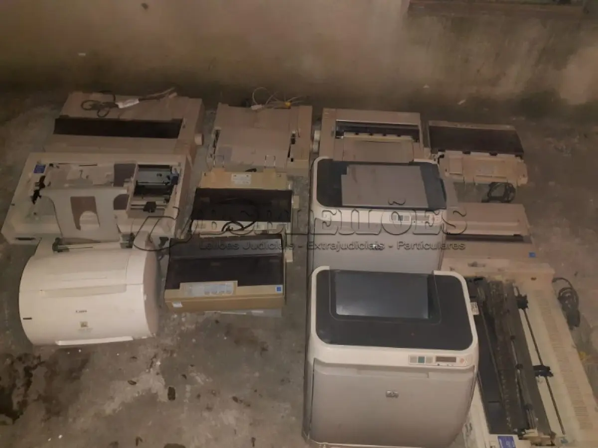 LOTE 464 - LOTE COM DIVERSOS ITENS INFORMÁTICAS CABOS PEÇAS, IMPRESSORAS (NO ESTADO)