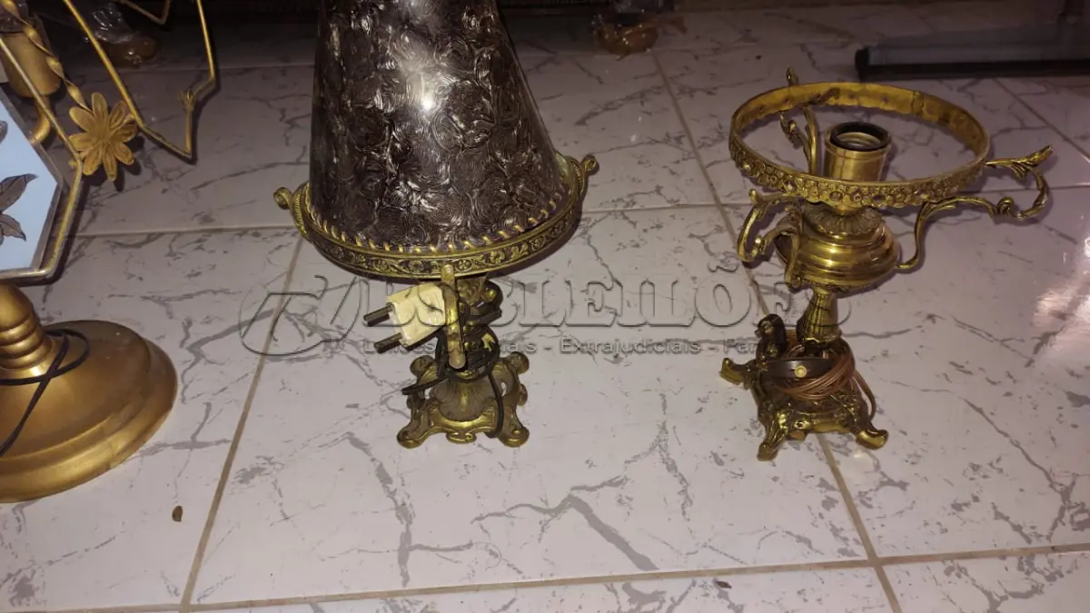 LOTE 479 - LOTE COM 3 ABAJURES ANTIGOS EM BRONZEMAUS CRISTAIS PARA ABAJURES (NO ESTADO)