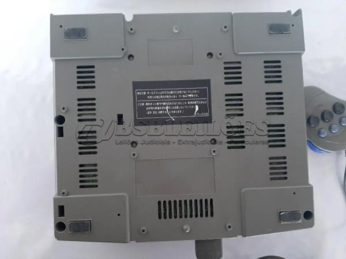 LOTE 498 - VIDEO GAME SEGA SATURN COM 1 CONTROLE  (NO ESTADO)
