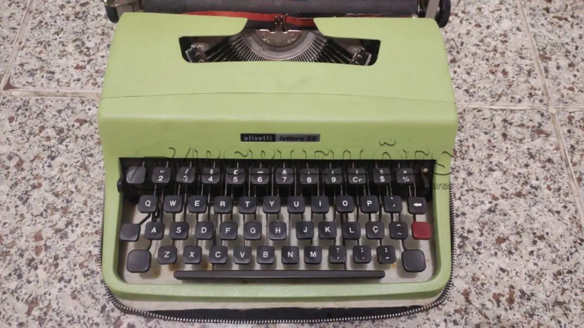 LOTE 559 - MÁQUINA DE ESCREVER ANTIGA FUNCIONANDO PERFEITAMENTE (NO ESTADO)
