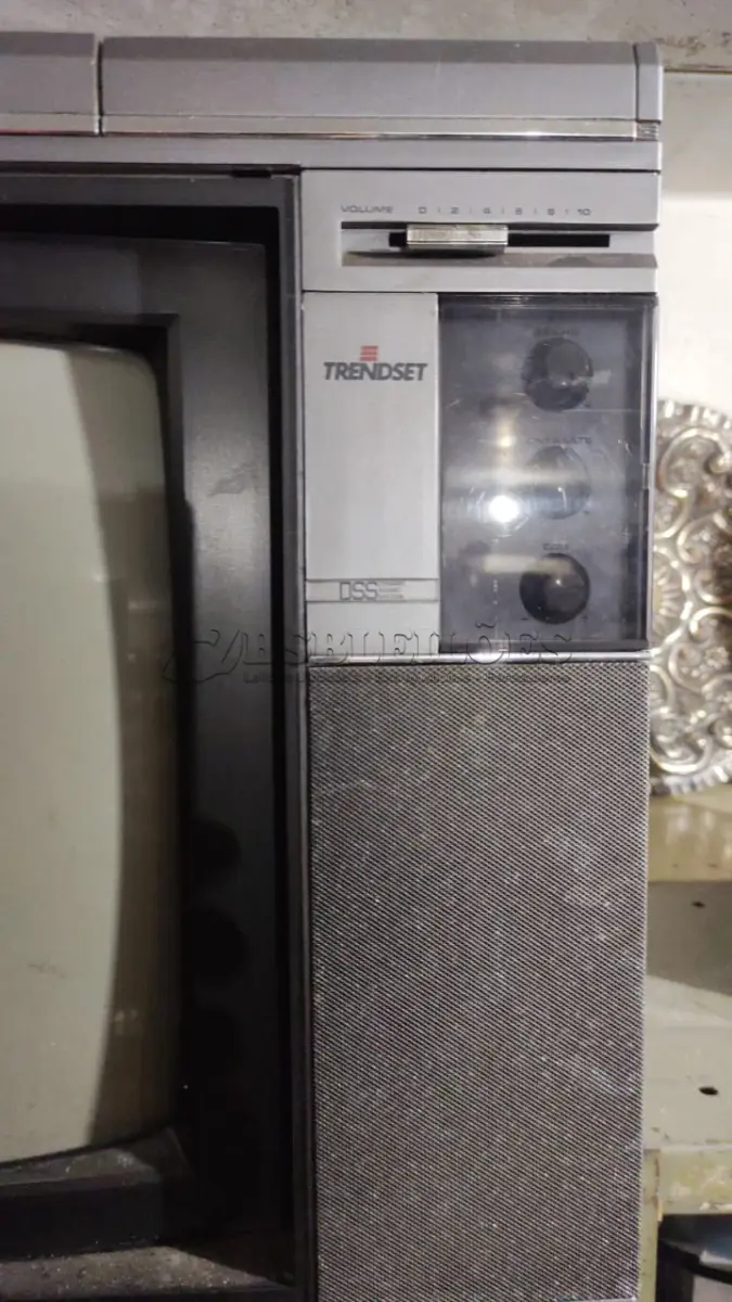 LOTE 475 - TV ANTIGA PHILIPS FUNCIONA ATÉ MOMENTO SEM GARANTIA FUTURAS (NO ESTADO)