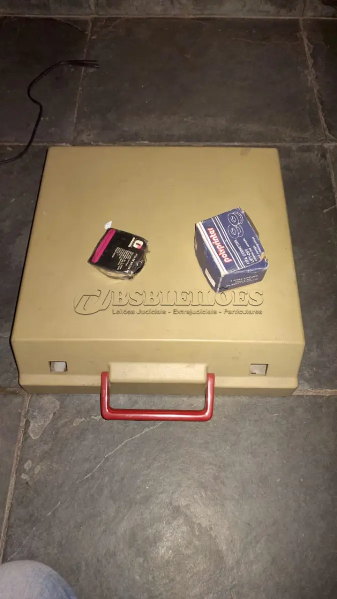 LOTE 551 - MÁQUINA DE ESCREVER ANTIGA FUNCIONANDO PERFEITAMENTE (NO ESTADO)