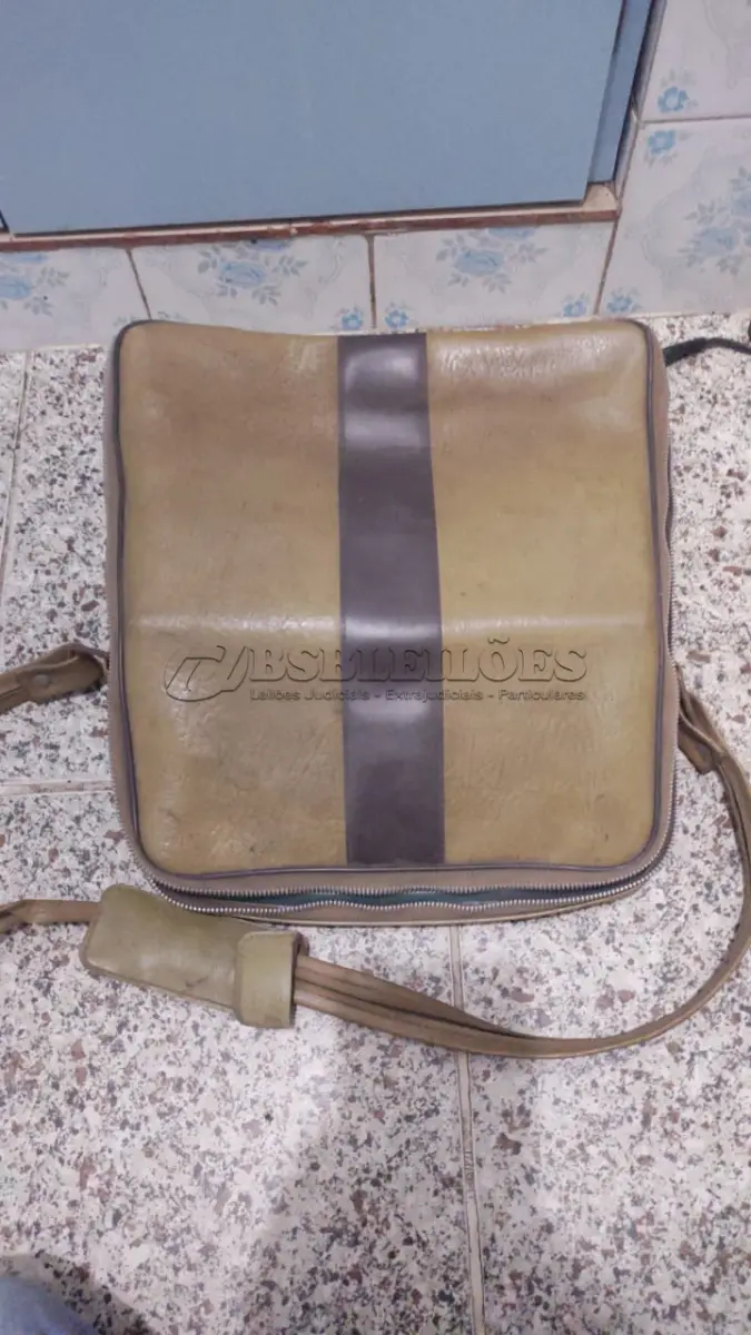 LOTE 563 - MÁQUINA DE ESCREVER ANTIGA FUNCIONANDO PERFEITAMENTE (NO ESTADO)