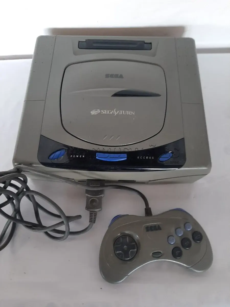LOTE 498 - VIDEO GAME SEGA SATURN COM 1 CONTROLE  (NO ESTADO)