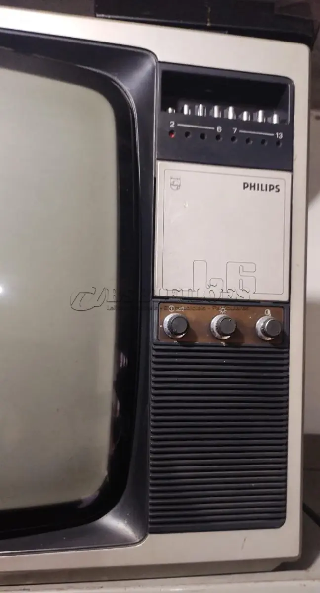 LOTE 470 - TV ANTIGA,PHILIPS 51 CM  DE LARGURA 35CM DE ALTURA FUNCIONANDO ATE O MOMENTO (NO ESTADO)