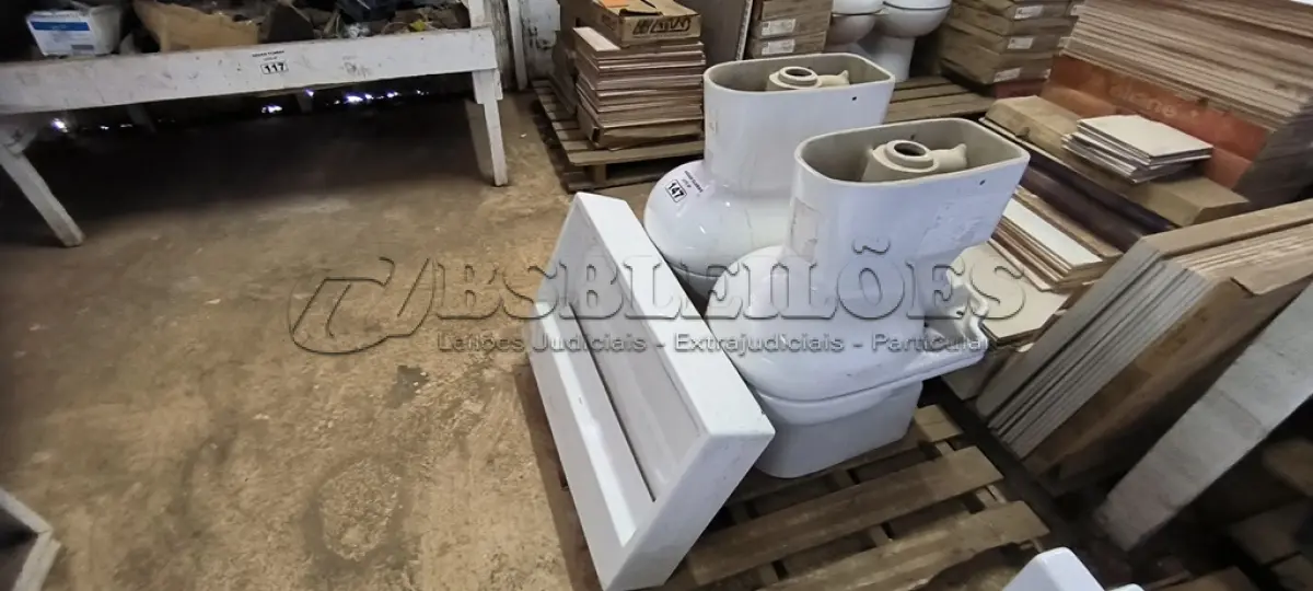 LOTE 147 - 04 VASOS SANITÁRIOS E 01 PIA PARA LAVATÓRIO (NO ESTADO)