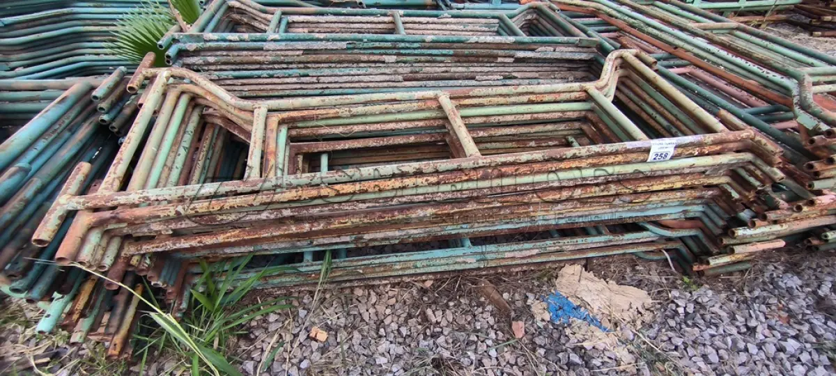 LOTE 258 - 01 LOTE COM GRADES EM FERRO NA COR VERDE (NO ESTADO)