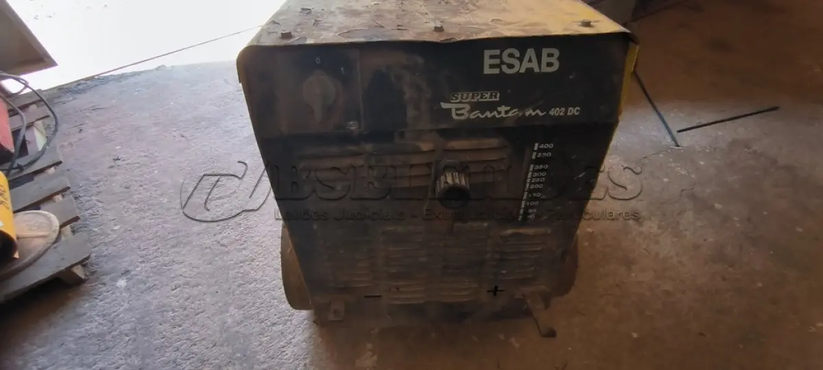 LOTE 040 - 01 MÁQUINA DE SOLDA INDUSTRIAL ESAB 402 DC (NO ESTADO)