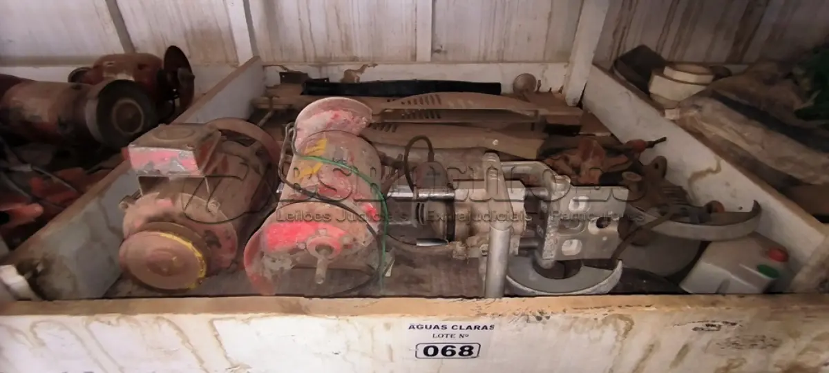 LOTE 068 - 01 LOTE COM ESMERIL, MOTOR ELÉTRICO, LIXADEIRA (NO ESTADO)