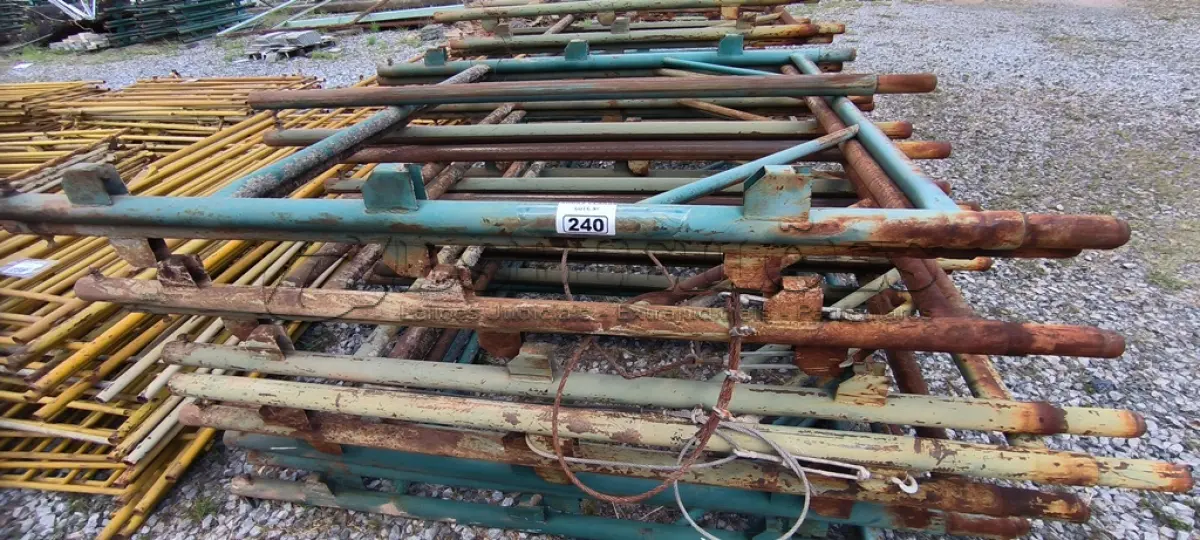 LOTE 240 - 11 GRADES EM FERRO NA COR VERDE (NO ESTADO)