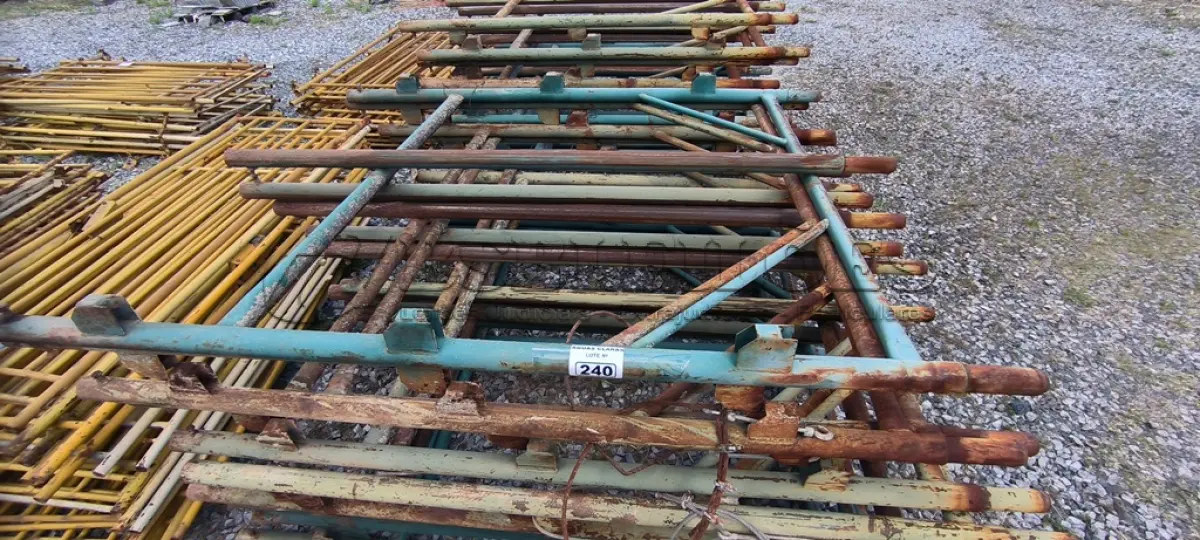LOTE 240 - 11 GRADES EM FERRO NA COR VERDE (NO ESTADO)