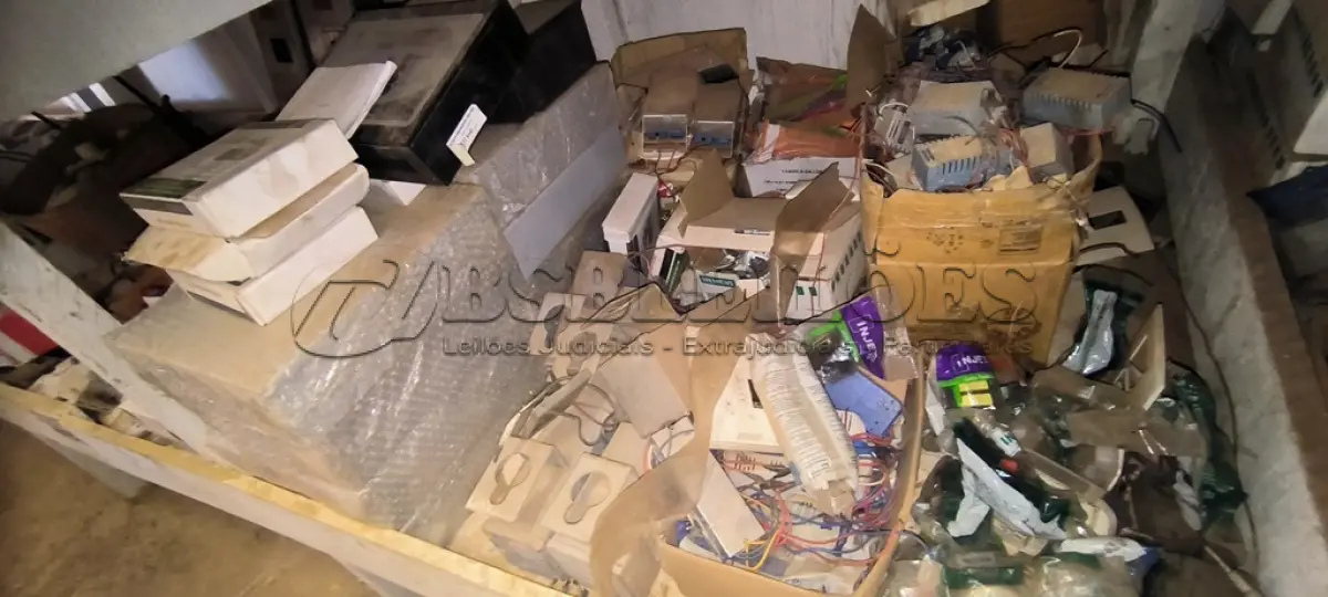 LOTE 078 - 01 LOTE COM REATORES PARA LÂMPADAS, TECLADOS DE SENHA PARA PORTA MAGNÉTICA E FONTE (NO ESTADO)