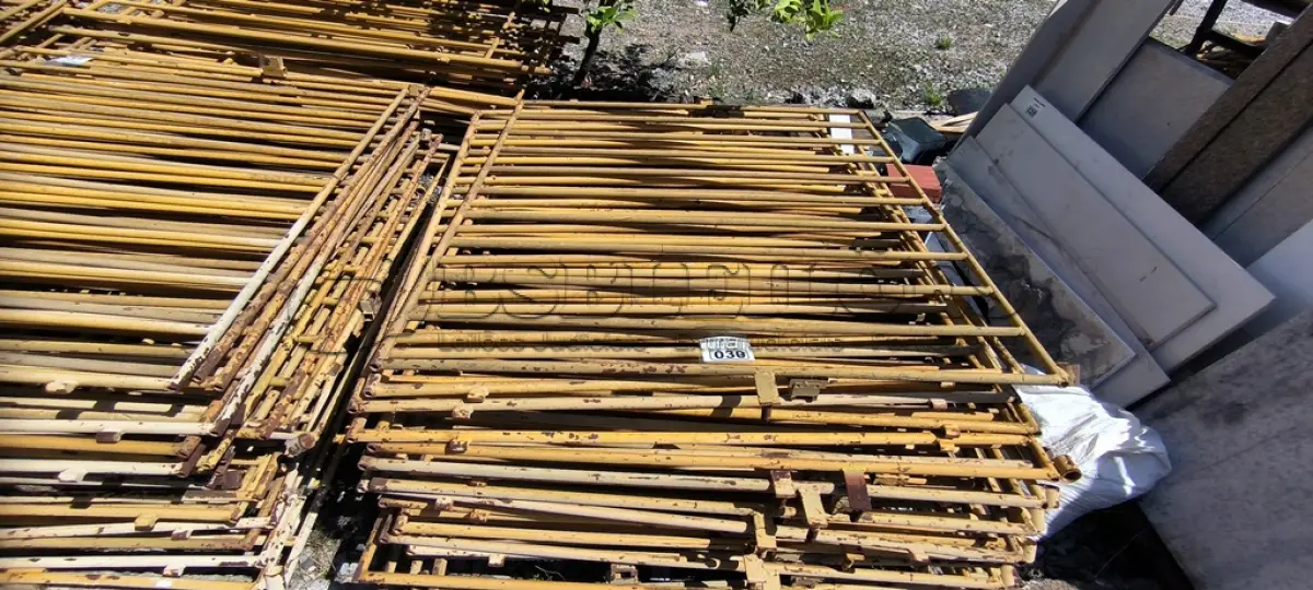 LOTE 030 - 01 LOTE COM GRADES EM FERRO AMARELAS (NO ESTADO)