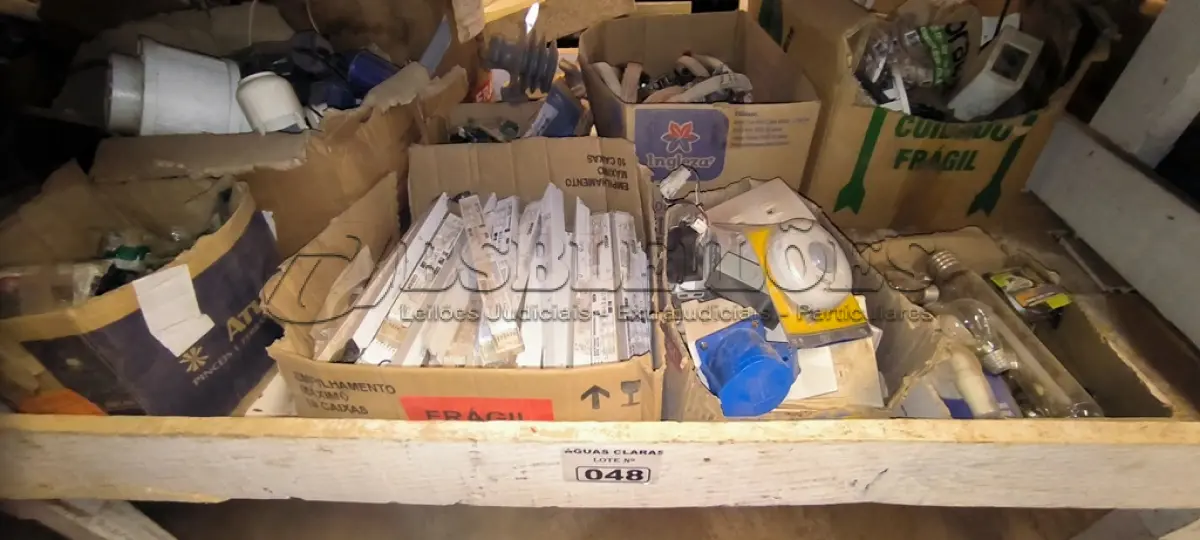 LOTE 048 - 01 LOTE COM MATERIAIS ELÉTRICOS, LÂMPADAS, SENSORES DE PRESENÇA, REATORES (NO ESTADO)