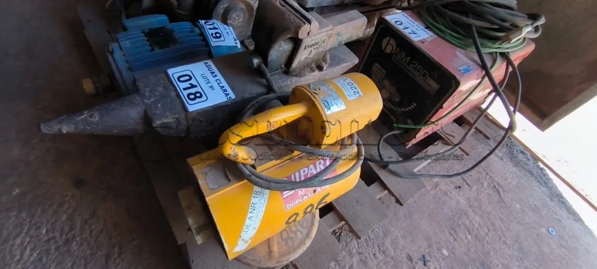 LOTE 018 - 01 BIGORNA ,01 TORNO E 01 MOTOR ELÉTRICO (NO ESTADO)