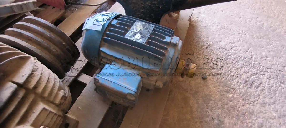 LOTE 019 - 01 MOTOR ELÉTRICO WEG 3.0 CV 220V/380V (NO ESTADO)