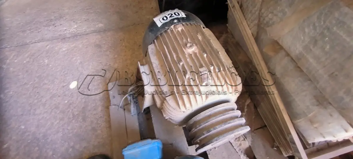LOTE 020 - 01 MOTOR ELÉTRICO TRIFÁSICO SEM IDENTIFICAÇÃO (NO ESTADO)
