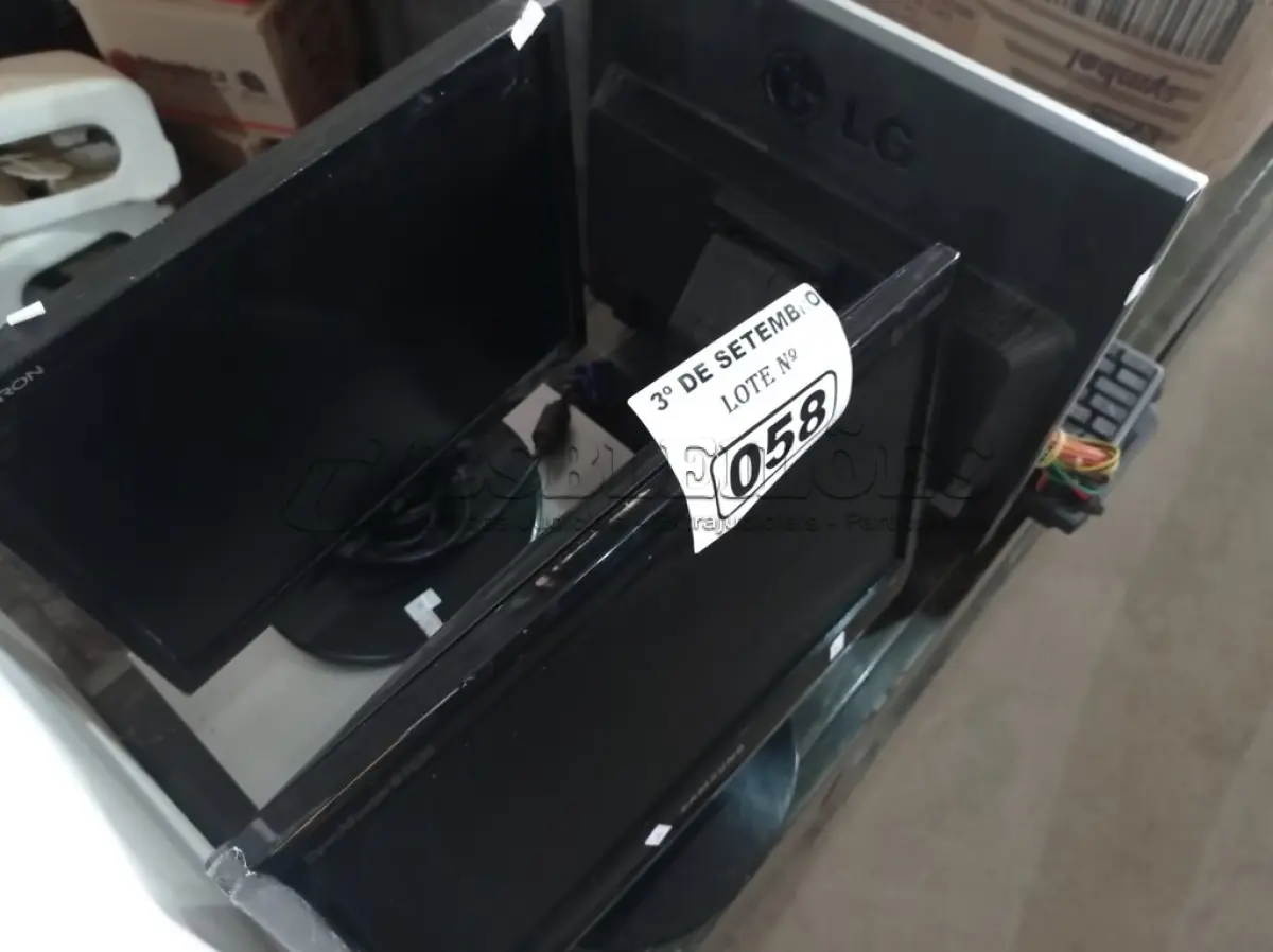 LOTE 058 - 03 MONITORES, 01 NOTEBOOK, 05 TECLADOS PARA PC E 01 FONTE MARCAS E MODELOS DIVERSOS. (NO ESTADO) ATENÇÃO! FAZER A VISITAÇÃO ANTES DE ARREMATAR, NÃO SABEMOS SE FUNCIONA. LEILÃO NÃO TEM GARANTIA E NEM DEVOLUÇÃO, SUJEITO A POSSÍVEIS AVARIAS VISÍVEIS/OCULTAS E/OU AUSÊNCIA DE COMPONENTES.