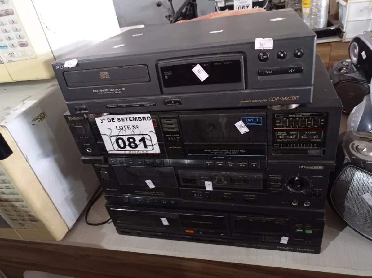 LOTE 081 - 01 AM/FM STÉREO TUNER, 02 CASSETE DECK E 01 COMPACT DISC PLAYER MARCAS E MODELOS DIVERSOS. (NO ESTADO) ATENÇÃO! FAZER A VISITAÇÃO ANTES DE ARREMATAR, NÃO SABEMOS SE FUNCIONA. LEILÃO NÃO TEM GARANTIA E NEM DEVOLUÇÃO, SUJEITO A POSSÍVEIS AVARIAS VISÍVEIS/OCULTAS E/OU AUSÊNCIA DE COMPONENTES.