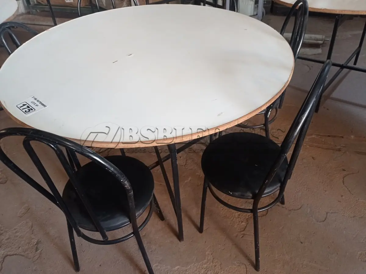 LOTE 175 - 01 MESA DE FERRO COM BASE DOBRÁVEL, TAMPO EM MADEIRA E 06 CADEIRAS DE FERRO COM ASSENTO ALMOFADADO. (NO ESTADO) ATENÇÃO! FAZER A VISITAÇÃO ANTES DE ARREMATAR, NÃO SABEMOS SE FUNCIONA. LEILÃO NÃO TEM GARANTIA E NEM DEVOLUÇÃO, SUJEITO A POSSÍVEIS AVARIAS VISÍVEIS/OCULTAS E/OU AUSÊNCIA DE COMPONENTES.