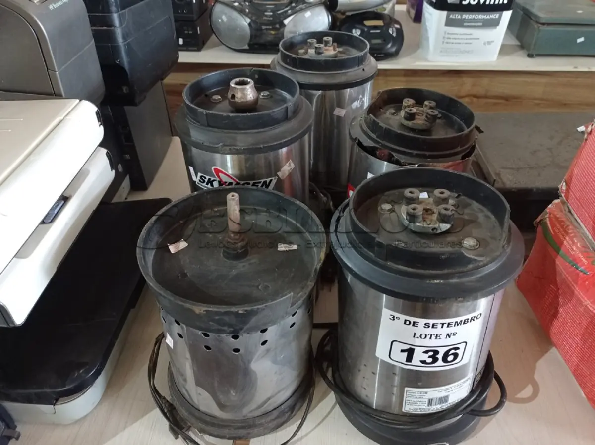 LOTE 136 - 05 BASES DE LIQUIDIFICADOR INDUSTRIAL MARCAS E MODELOS DIVERSOS. (NO ESTADO) ATENÇÃO! FAZER A VISITAÇÃO ANTES DE ARREMATAR, NÃO SABEMOS SE FUNCIONA. LEILÃO NÃO TEM GARANTIA E NEM DEVOLUÇÃO, SUJEITO A POSSÍVEIS AVARIAS VISÍVEIS/OCULTAS E/OU AUSÊNCIA DE COMPONENTES.