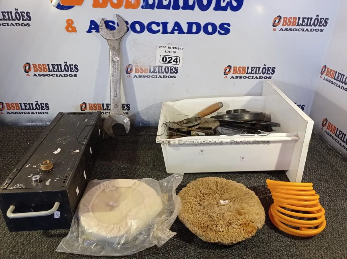 LOTE 024 - 01 LOTE COM FERRAMENTAS DIVERSAS. (NO ESTADO) ATENÇÃO! FAZER A VISITAÇÃO ANTES DE ARREMATAR, NÃO SABEMOS SE FUNCIONA. LEILÃO NÃO TEM GARANTIA E NEM DEVOLUÇÃO, SUJEITO A POSSÍVEIS AVARIAS VISÍVEIS/OCULTAS E/OU AUSÊNCIA DE COMPONENTES.