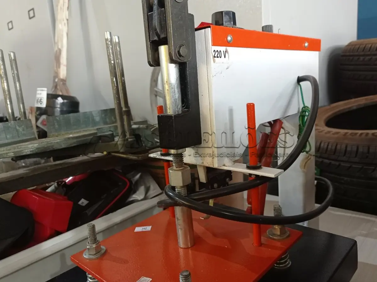 LOTE 064 - 01 PRENSA ELÉTRICA PARA TECIDO. (NO ESTADO) ATENÇÃO! FAZER A VISITAÇÃO ANTES DE ARREMATAR, NÃO SABEMOS SE FUNCIONA. LEILÃO NÃO TEM GARANTIA E NEM DEVOLUÇÃO, SUJEITO A POSSÍVEIS AVARIAS VISÍVEIS/OCULTAS E/OU AUSÊNCIA DE COMPONENTES.