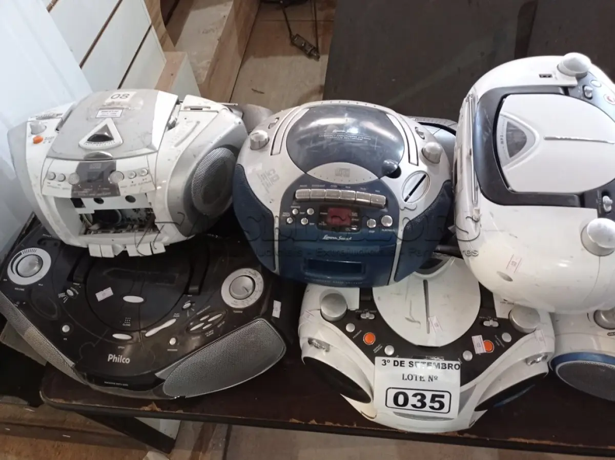 LOTE 035 - 10 APARELHOS DE SOM MARCAS E MODELOS DIVERSOS COM AVARIAS. (NO ESTADO) ATENÇÃO! FAZER A VISITAÇÃO ANTES DE ARREMATAR, NÃO SABEMOS SE FUNCIONA. LEILÃO NÃO TEM GARANTIA E NEM DEVOLUÇÃO, SUJEITO A POSSÍVEIS AVARIAS VISÍVEIS/OCULTAS E/OU AUSÊNCIA DE COMPONENTES.