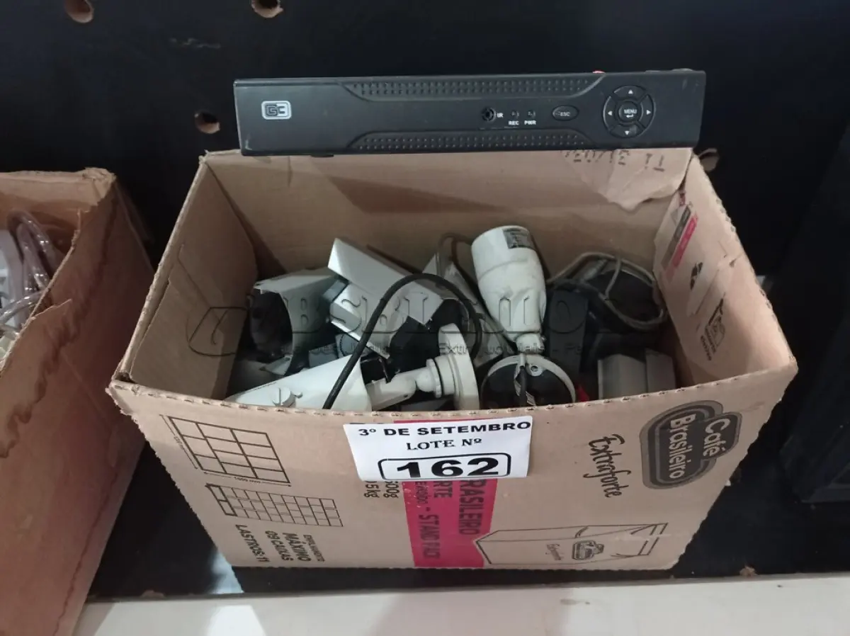 LOTE 162 - 01 DVR E VÁRIAS CÂMERAS DE SEGURANÇA. (NO ESTADO) ATENÇÃO! FAZER A VISITAÇÃO ANTES DE ARREMATAR, NÃO SABEMOS SE FUNCIONA. LEILÃO NÃO TEM GARANTIA E NEM DEVOLUÇÃO, SUJEITO A POSSÍVEIS AVARIAS VISÍVEIS/OCULTAS E/OU AUSÊNCIA DE COMPONENTES.