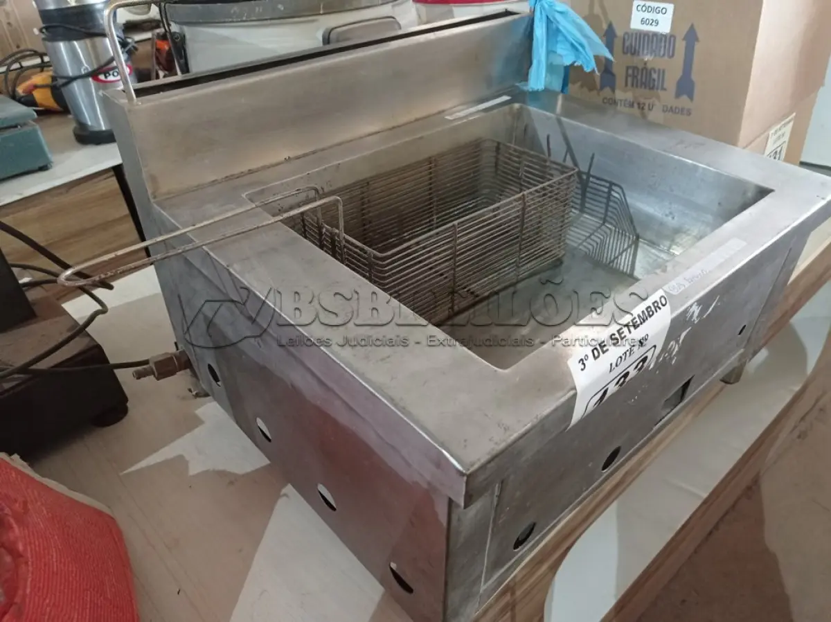 LOTE 133 - 01 FRITADEIRA EM INOX A GÁS INCOMPLETA. (NO ESTADO) ATENÇÃO! FAZER A VISITAÇÃO ANTES DE ARREMATAR, NÃO SABEMOS SE FUNCIONA. LEILÃO NÃO TEM GARANTIA E NEM DEVOLUÇÃO, SUJEITO A POSSÍVEIS AVARIAS VISÍVEIS/OCULTAS E/OU AUSÊNCIA DE COMPONENTES.
