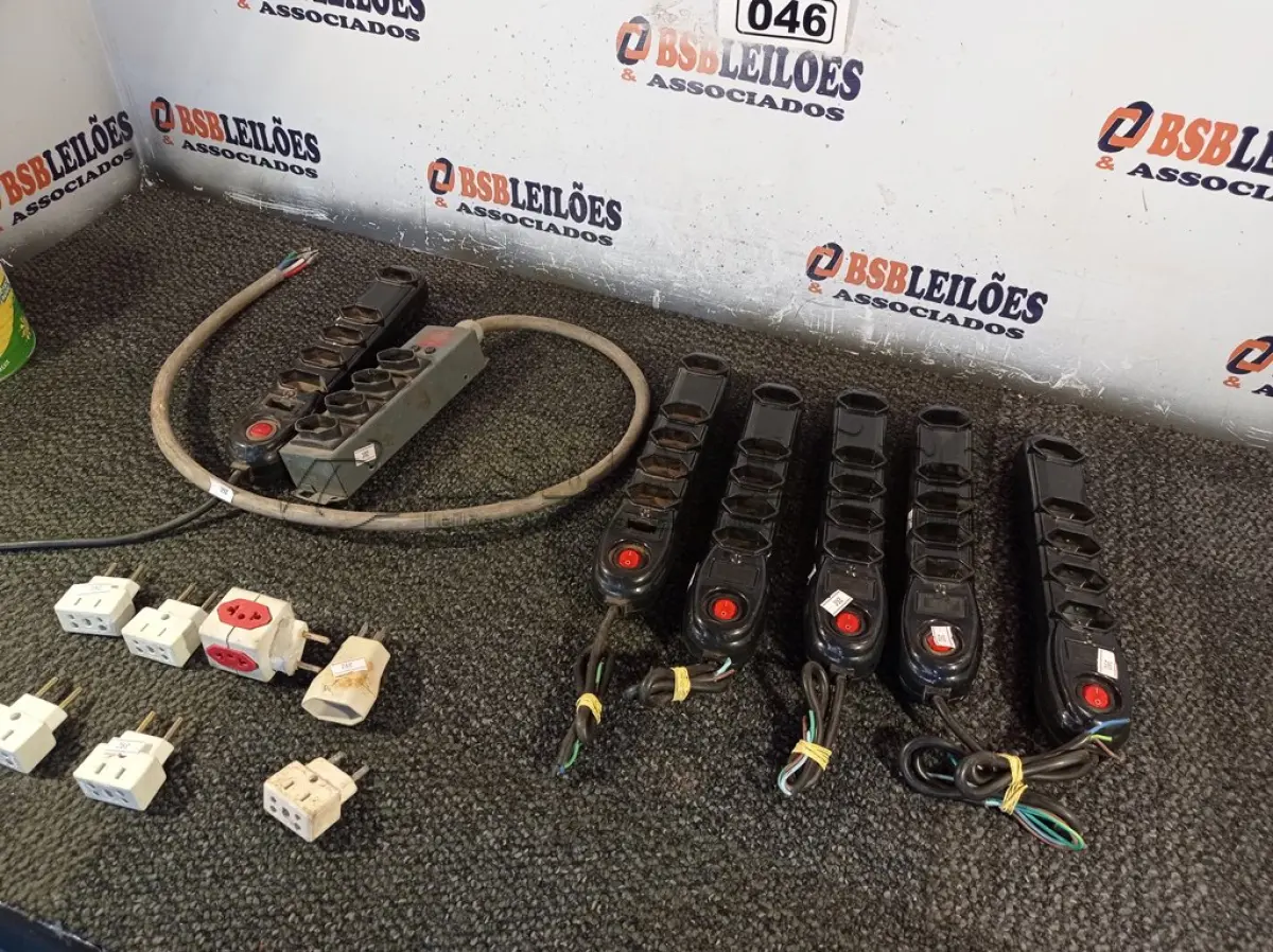 LOTE 046 - 01 LOTE COM VÁRIAS RÉGUAS E ADAPTADORES ELÉTRICOS MARCAS E MODELOS DIVERSOS. (NO ESTADO) ATENÇÃO! FAZER A VISITAÇÃO ANTES DE ARREMATAR, NÃO SABEMOS SE FUNCIONA. LEILÃO NÃO TEM GARANTIA E NEM DEVOLUÇÃO, SUJEITO A POSSÍVEIS AVARIAS VISÍVEIS/OCULTAS E/OU AUSÊNCIA DE COMPONENTES.