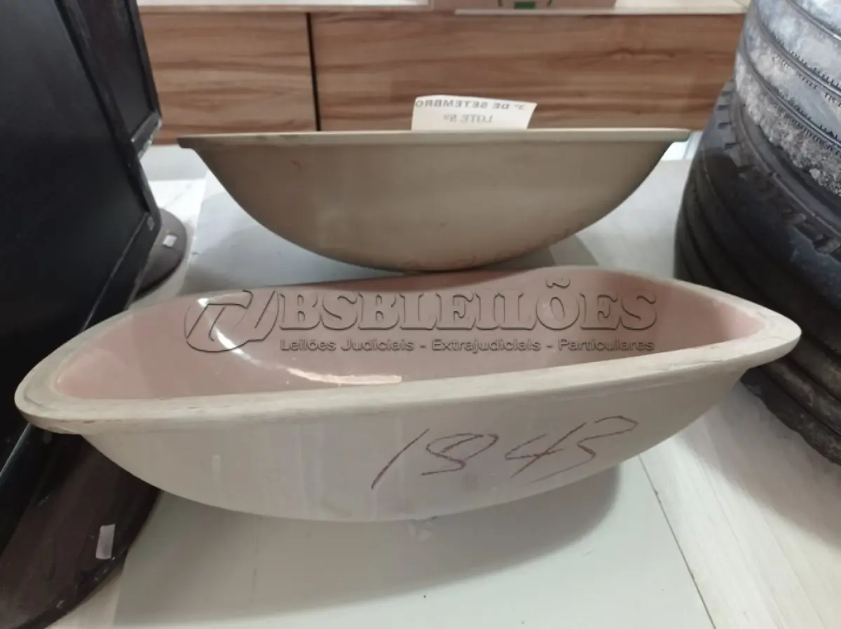 LOTE 103 - 02 CUBAS MARCAS E MODELOS DIVERSOS. (NO ESTADO) ATENÇÃO! FAZER A VISITAÇÃO ANTES DE ARREMATAR, NÃO SABEMOS SE FUNCIONA. LEILÃO NÃO TEM GARANTIA E NEM DEVOLUÇÃO, SUJEITO A POSSÍVEIS AVARIAS VISÍVEIS/OCULTAS E/OU AUSÊNCIA DE COMPONENTES.